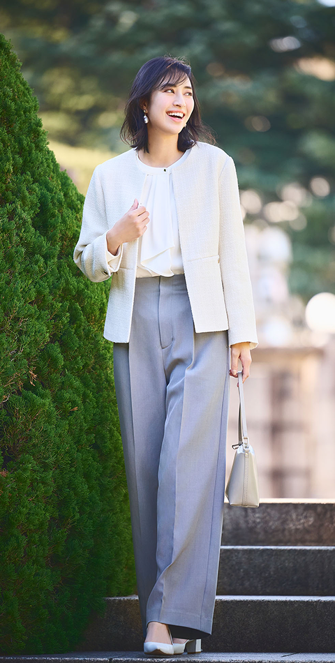 服を着ている女性